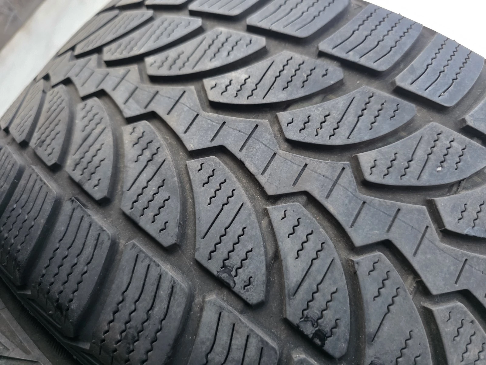 Гуми Зимни 225/50R17, снимка 2 - Гуми и джанти - 56663248