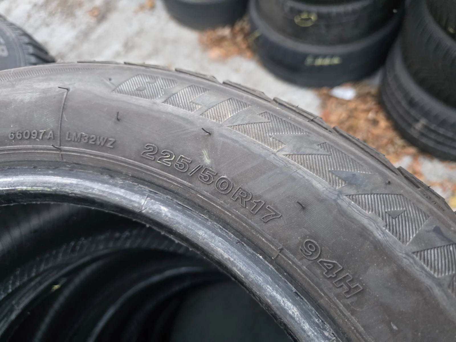 Гуми Зимни 225/50R17, снимка 4 - Гуми и джанти - 56663248