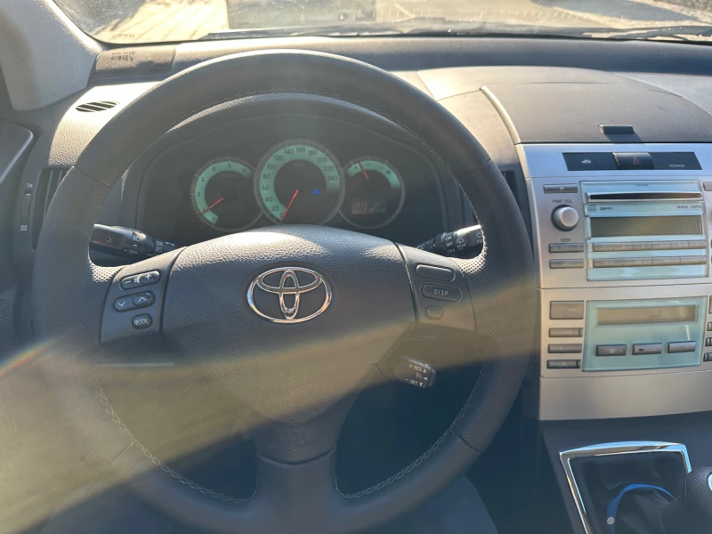 Toyota Corolla verso 2.2 D4D, снимка 12 - Автомобили и джипове - 48414530