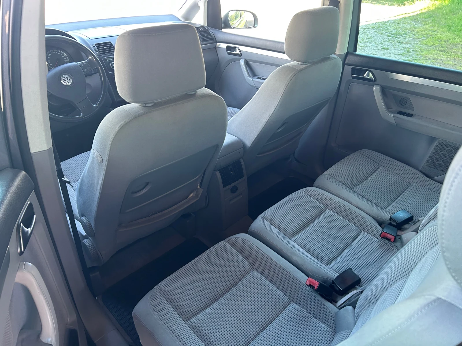 VW Touran 2.0 TDI, снимка 10 - Автомобили и джипове - 54402659