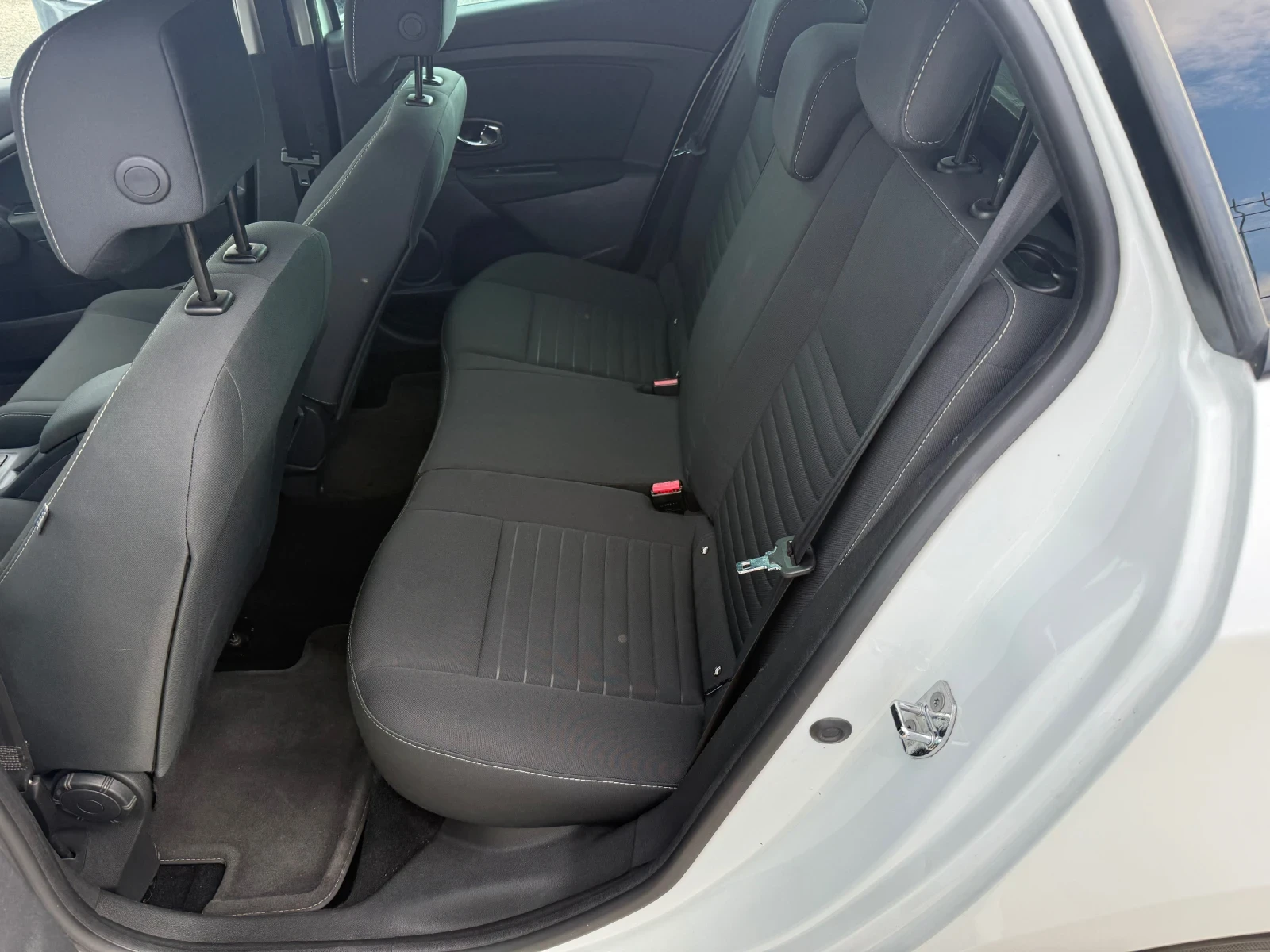 Renault Megane 1.5DCI* 120.000KM* 2016г* НОВА* СЕРВИЗНА ИСТОРИЯ* , снимка 9 - Автомобили и джипове - 55037037