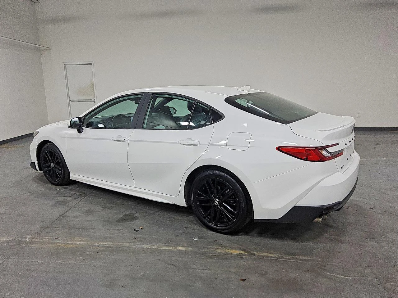 Toyota Camry SE 2WD Hybryd, снимка 2 - Автомобили и джипове - 55334924