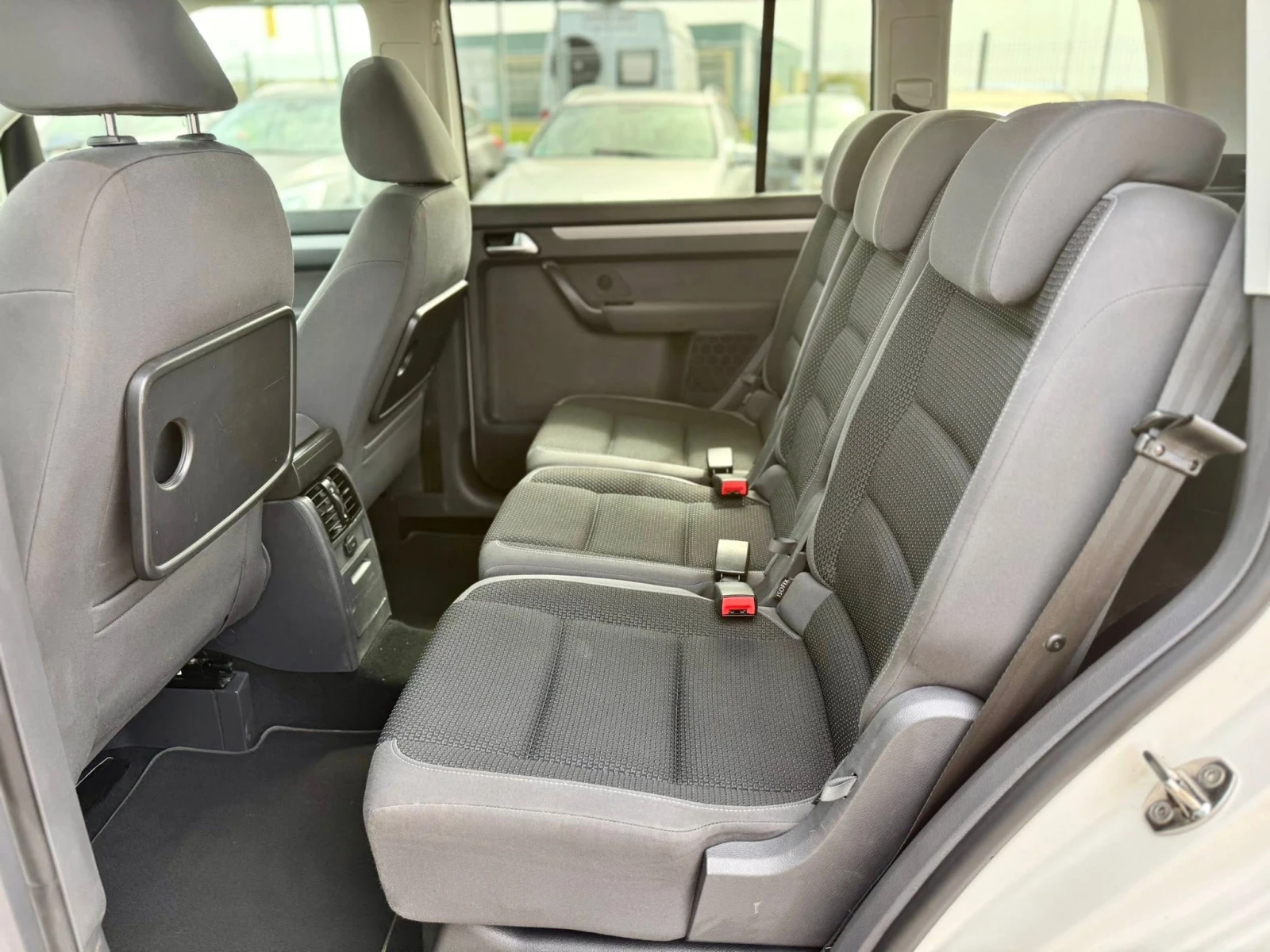 VW Touran 2.0 6-скорости, снимка 13 - Автомобили и джипове - 55377753