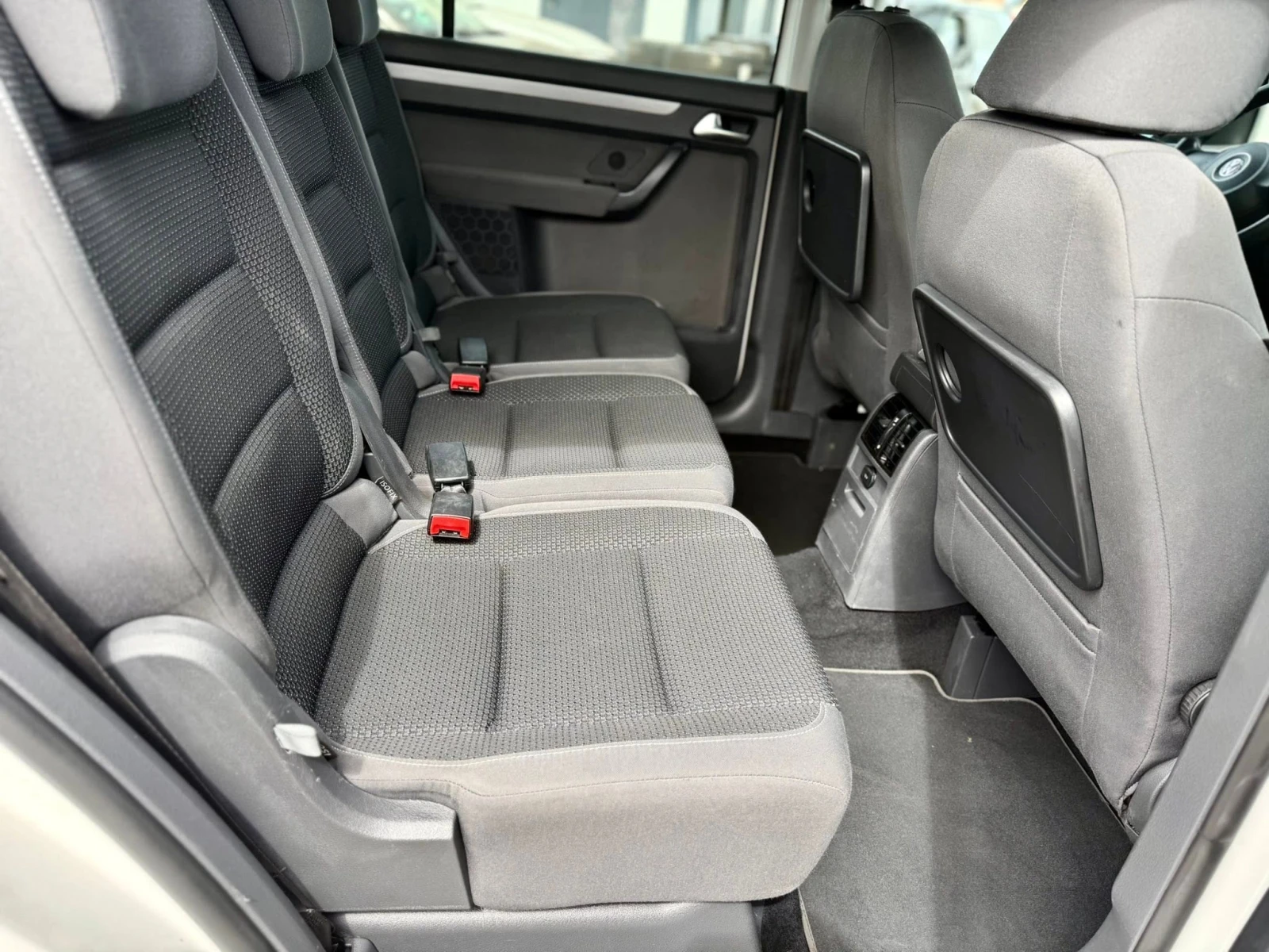 VW Touran 2.0 6-скорости, снимка 14 - Автомобили и джипове - 55377753