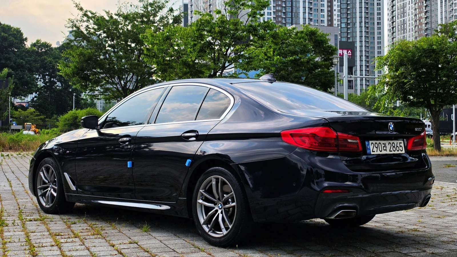 BMW 530 М ПАКЕТ/360 КАМ/ОБДУХ/ПОДГРЕВ/ШИБЕДАХ/ПАМЕТ/HUD/, снимка 3 - Автомобили и джипове - 55444386