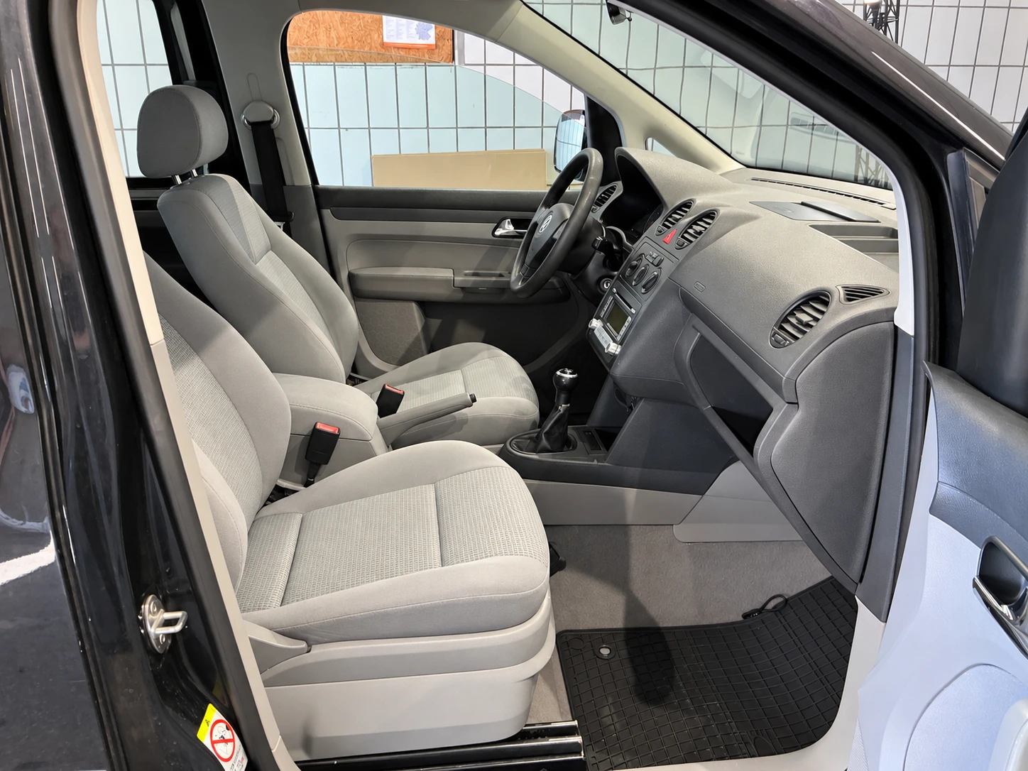 VW Caddy 1.6i, снимка 5 - Автомобили и джипове - 56226142
