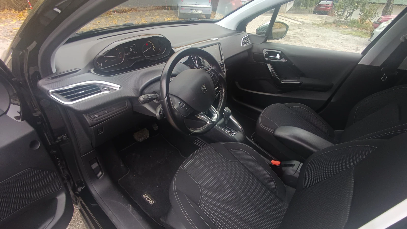 Peugeot 208, снимка 8 - Автомобили и джипове - 56733380
