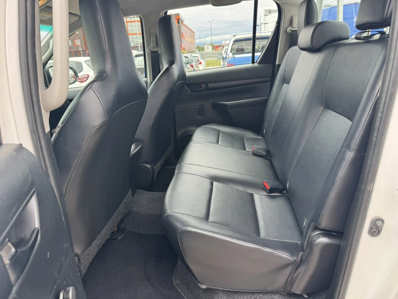 Toyota Hilux 2.4D 4X4, снимка 12 - Автомобили и джипове - 52010040