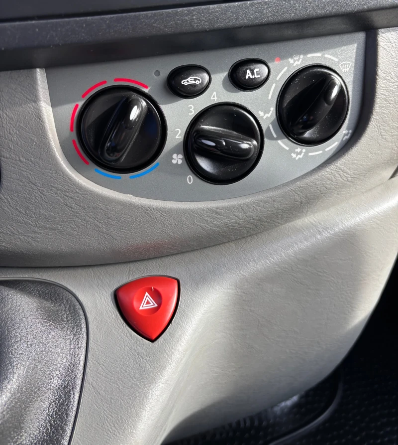 Renault Trafic 2.0 DCI, снимка 13 - Бусове и автобуси - 52838641