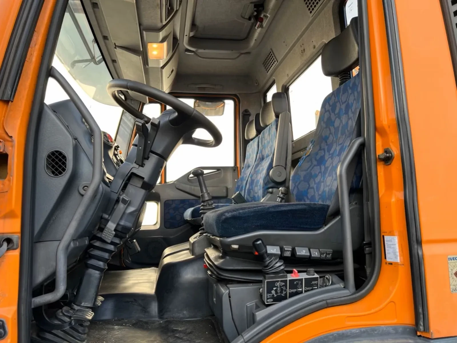 Iveco Eurocargo тристранен самосвал с кран Atlas 65.2, снимка 14 - Камиони - 54463797