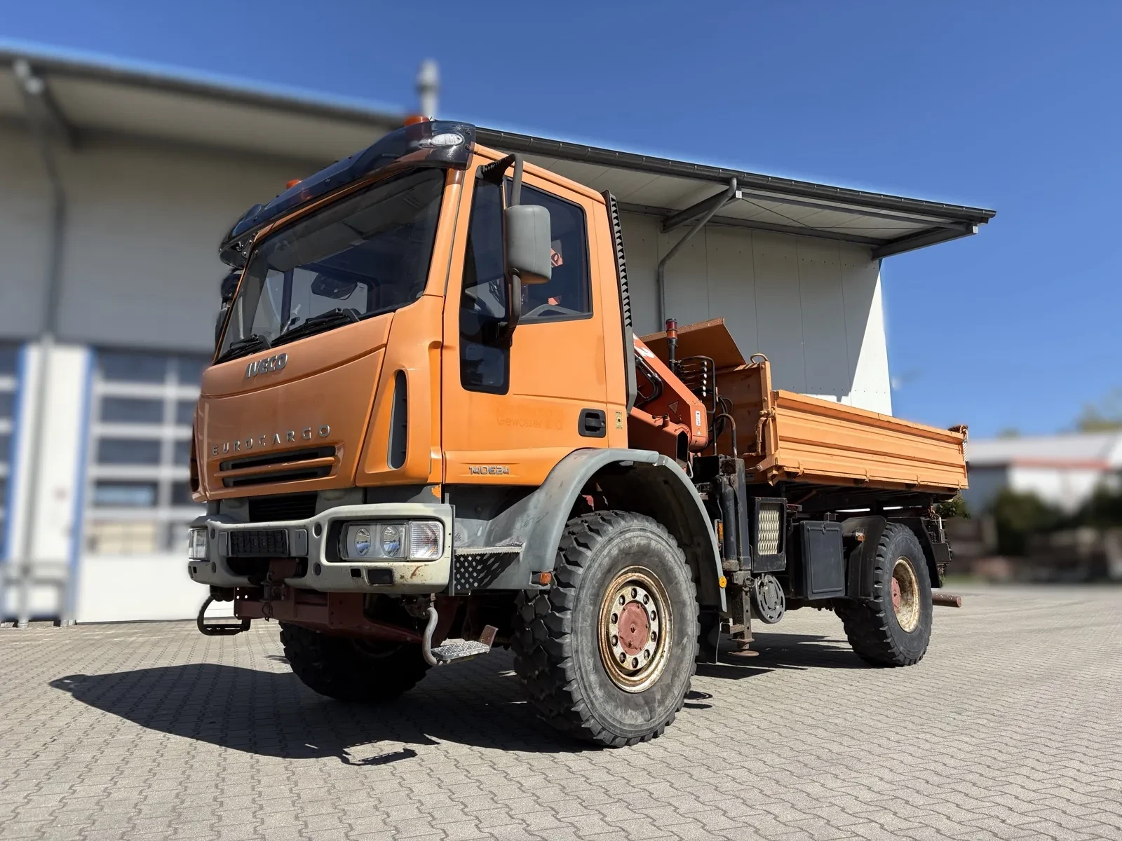 Iveco Eurocargo тристранен самосвал с кран Atlas 65.2