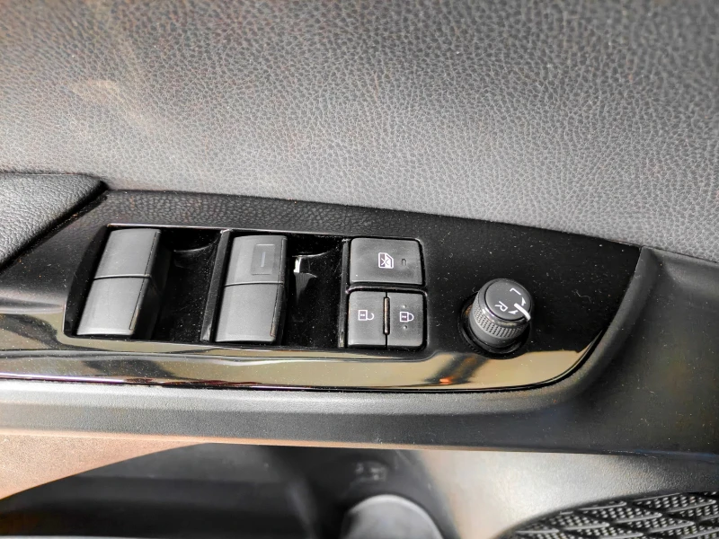 Toyota Prius Prime, снимка 6 - Автомобили и джипове - 53050283