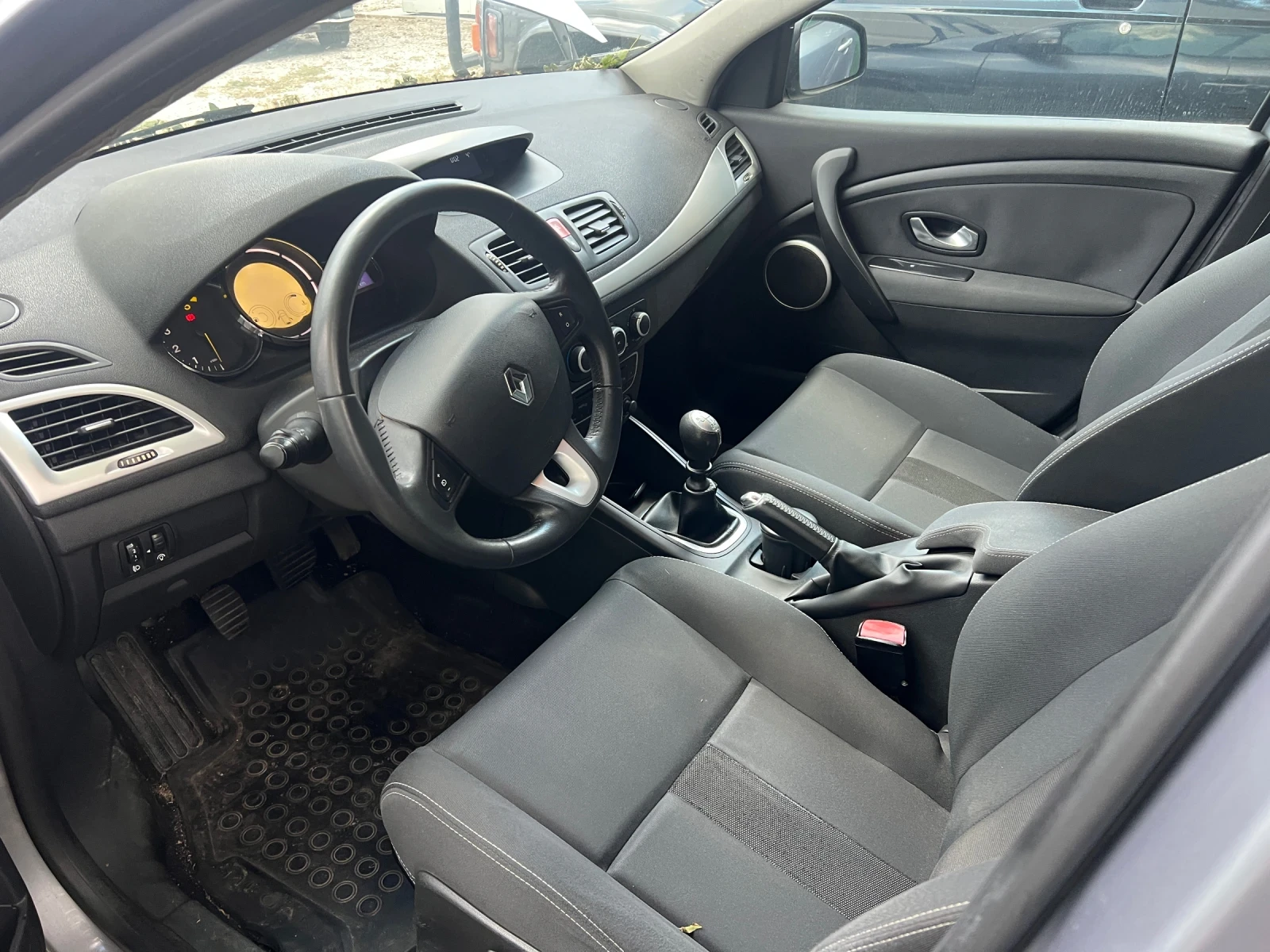 Renault Megane 1.5 DCI, снимка 8 - Автомобили и джипове - 54014475