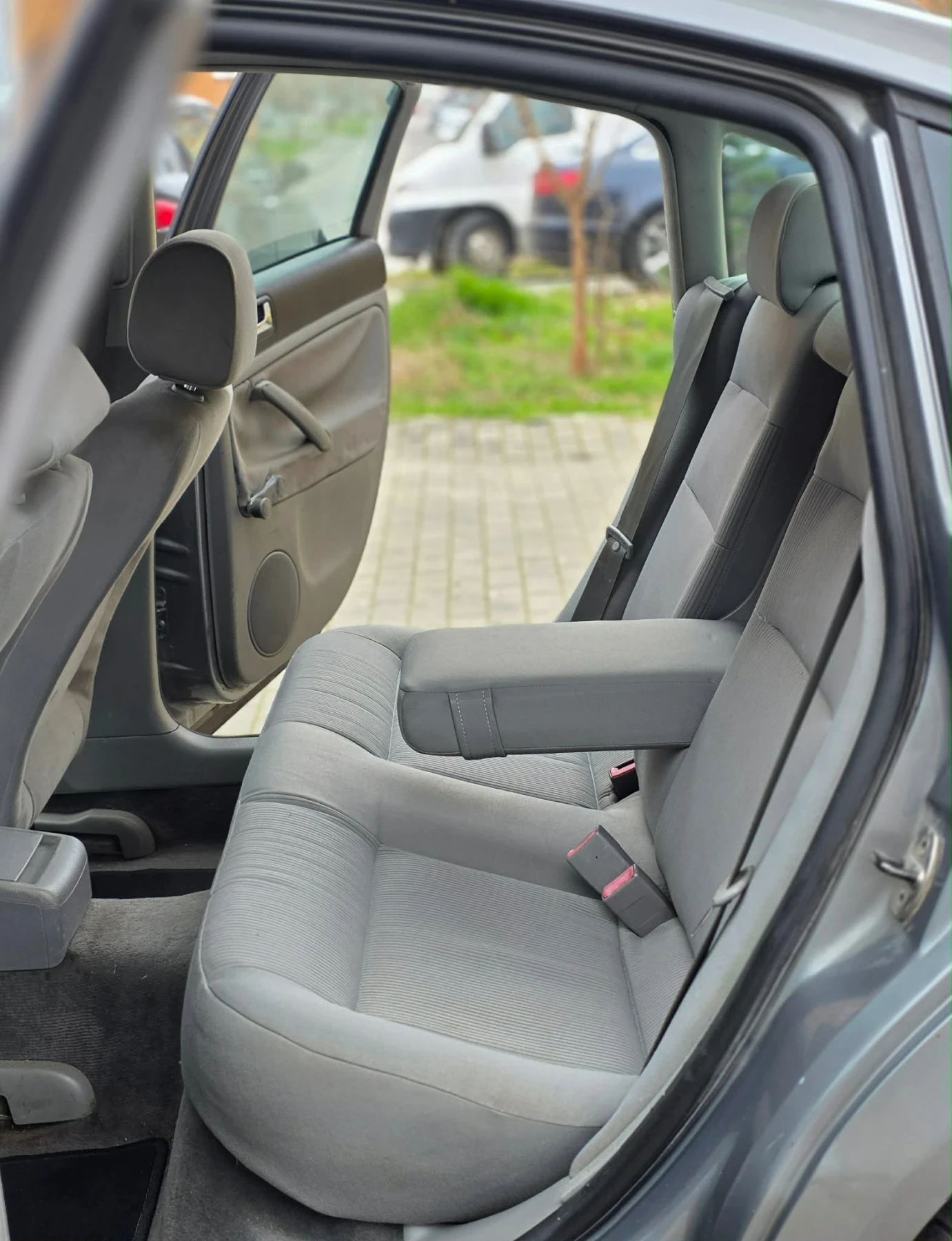 VW Passat 1.6i Facelift!, снимка 8 - Автомобили и джипове - 54359282