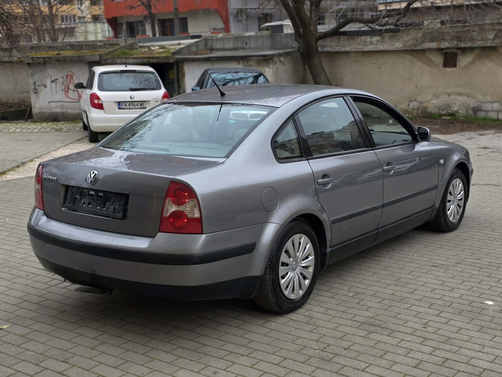 VW Passat 1.6i Facelift!, снимка 2 - Автомобили и джипове - 54359282
