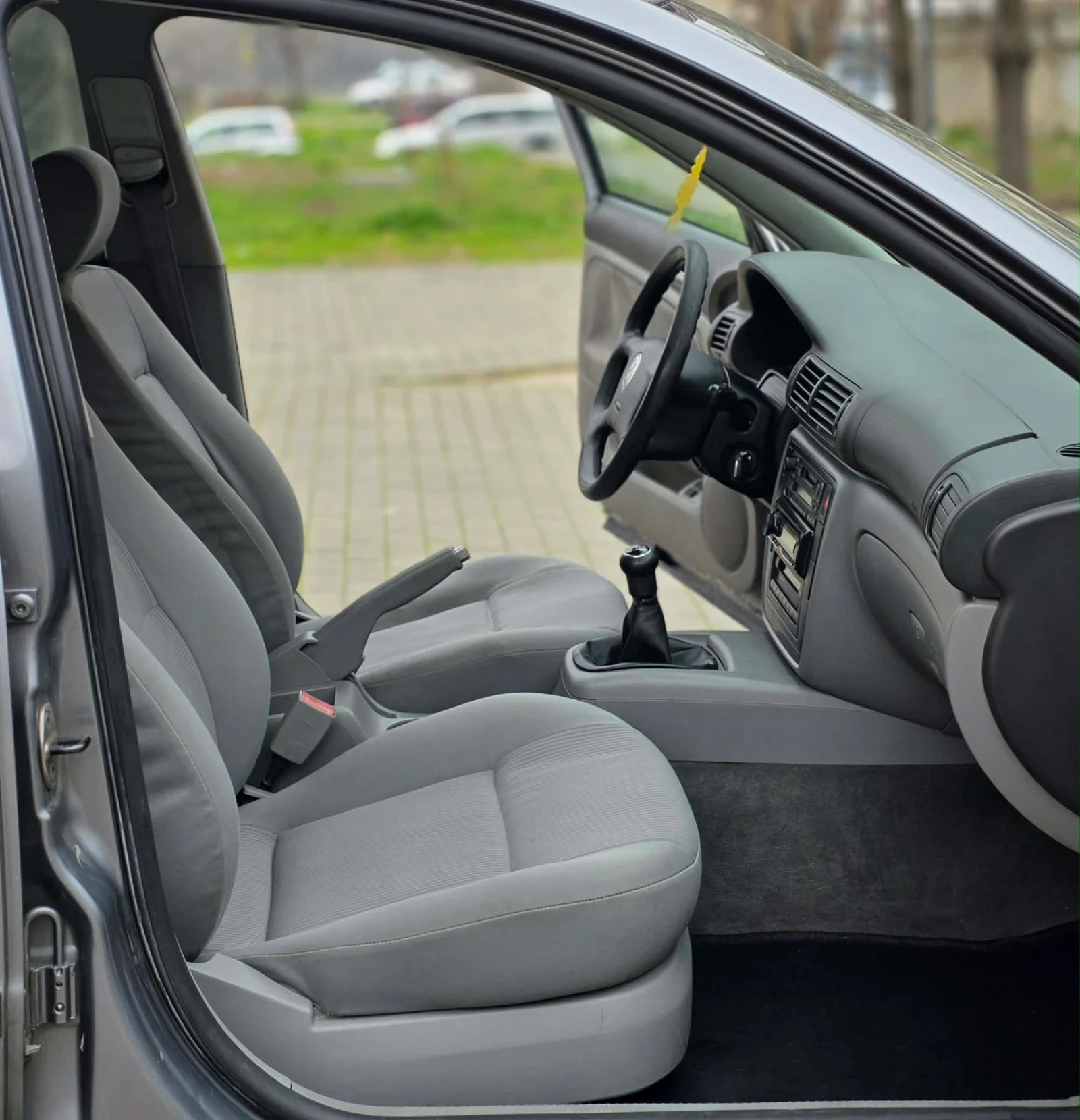 VW Passat 1.6i Facelift!, снимка 9 - Автомобили и джипове - 54359282