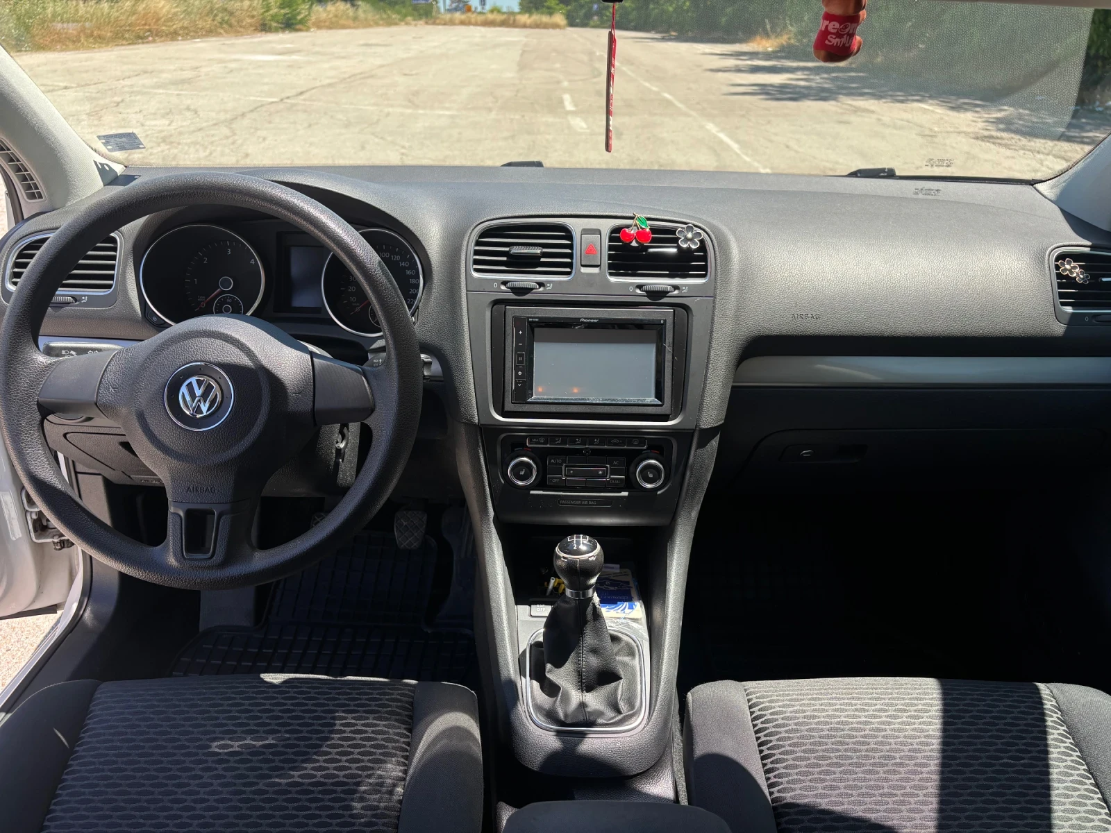 VW Golf 1.6 TDI, снимка 10 - Автомобили и джипове - 55093809