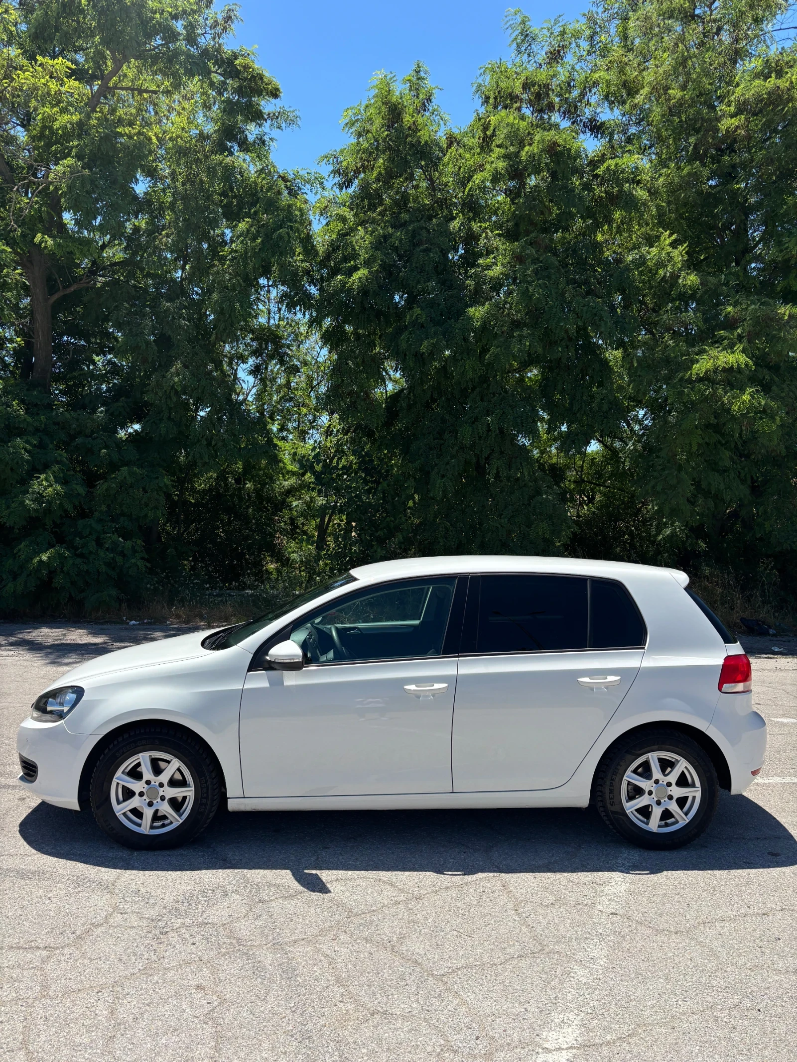 VW Golf 1.6 TDI, снимка 2 - Автомобили и джипове - 55093809