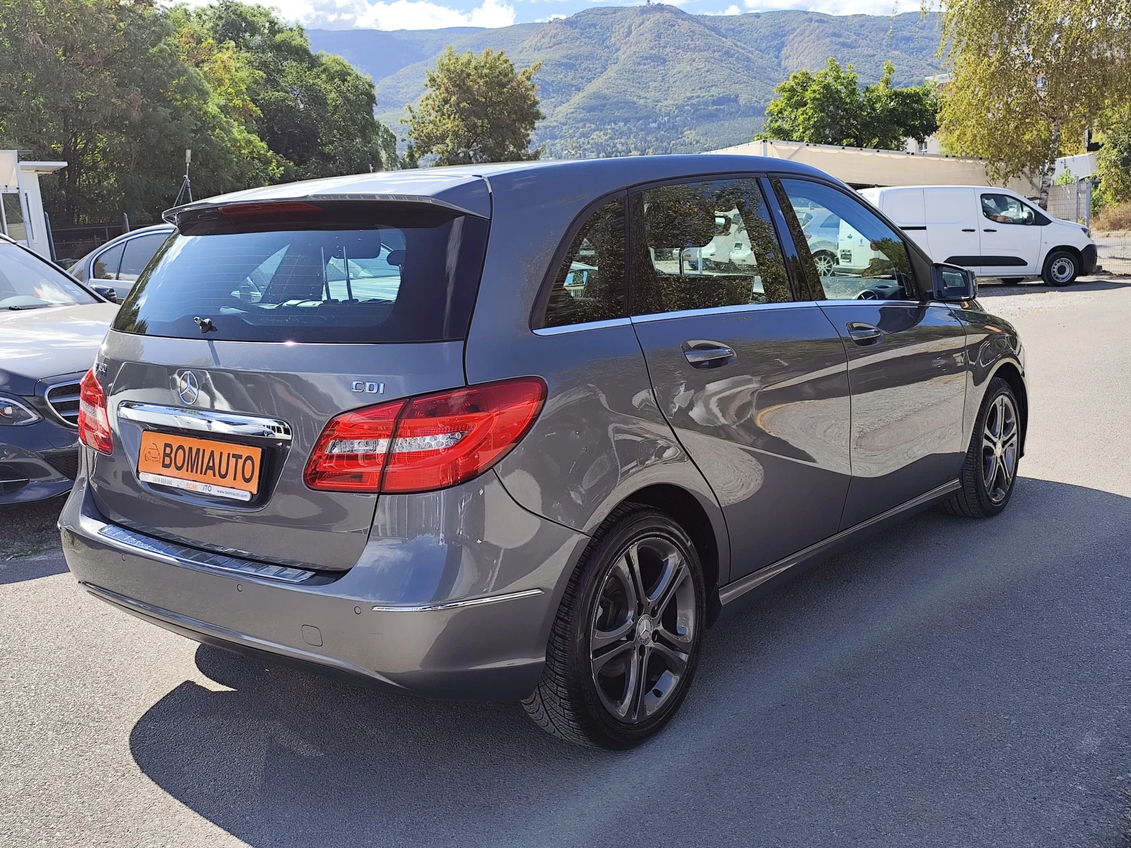 Mercedes-Benz B 180 1.5DCi/PREMIUM FULL EDITION/AUTOM/KOЖА/ПАНОРАМА, снимка 4 - Автомобили и джипове - 56175580