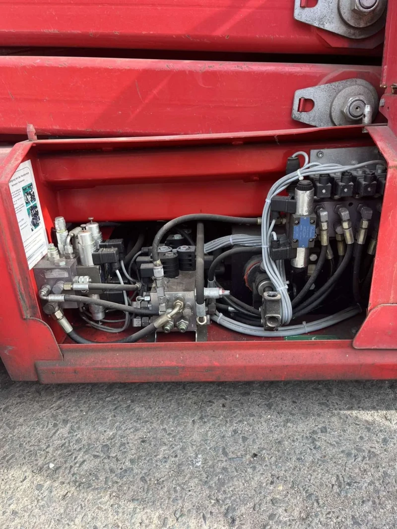 Автовишка Друга марка PB S171-12S ножична самоходна чисто нови акумолато, снимка 8 - Индустриална техника - 51406228