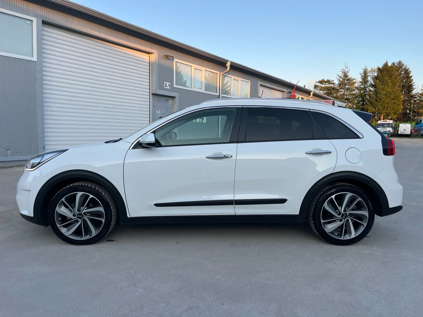 Kia Niro 1, 6i-HYBRID/NAVI/АВТОМАТ/ДИСТРОНИК/PREMIUM/ТОП!!! - изображение 4