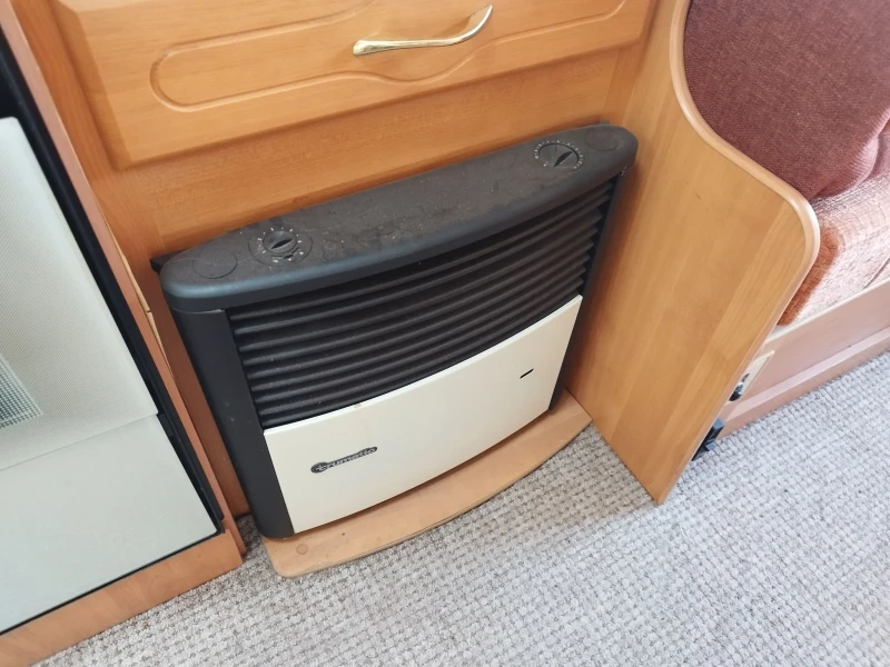 Каравана Fleetwood Colchester 520 4es, снимка 8 - Каравани и кемпери - 52770345