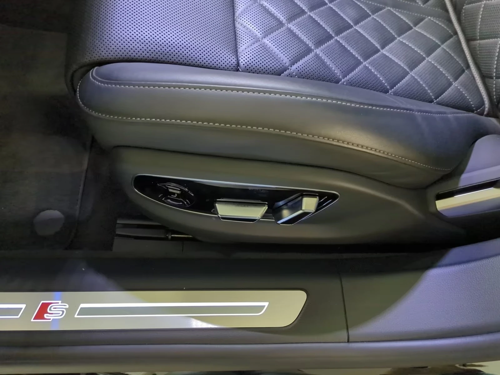 Audi S8 TFSI QUATTRO KERAMIK 360-CAM B&O PANORAMA , снимка 13 - Автомобили и джипове - 54334322