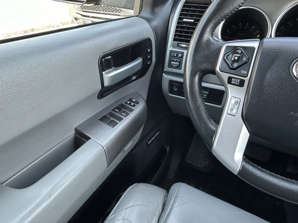 Toyota Sequoia LIMITED* 5.7* V8* ПОДГРЕВ* КАМЕРА* КЕЙЛЕС, снимка 8 - Автомобили и джипове - 54712674