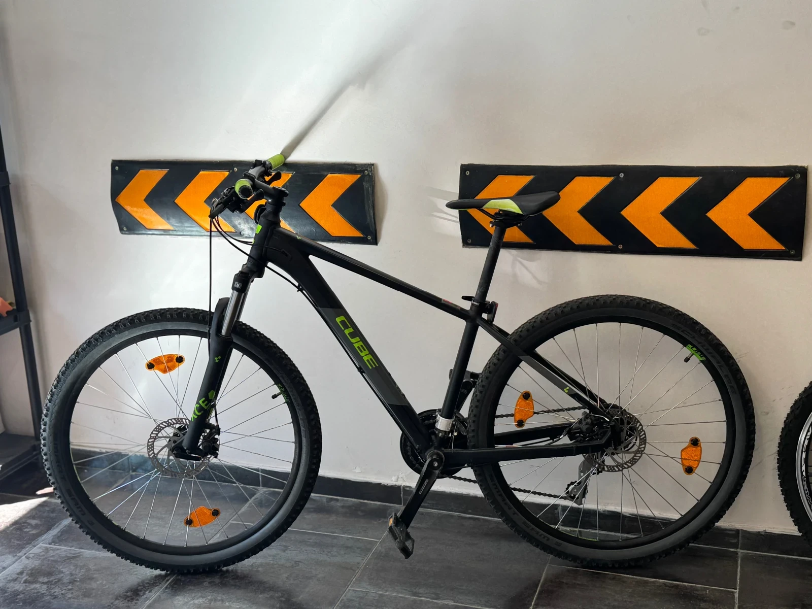  AIM L | Mobile.bg   4