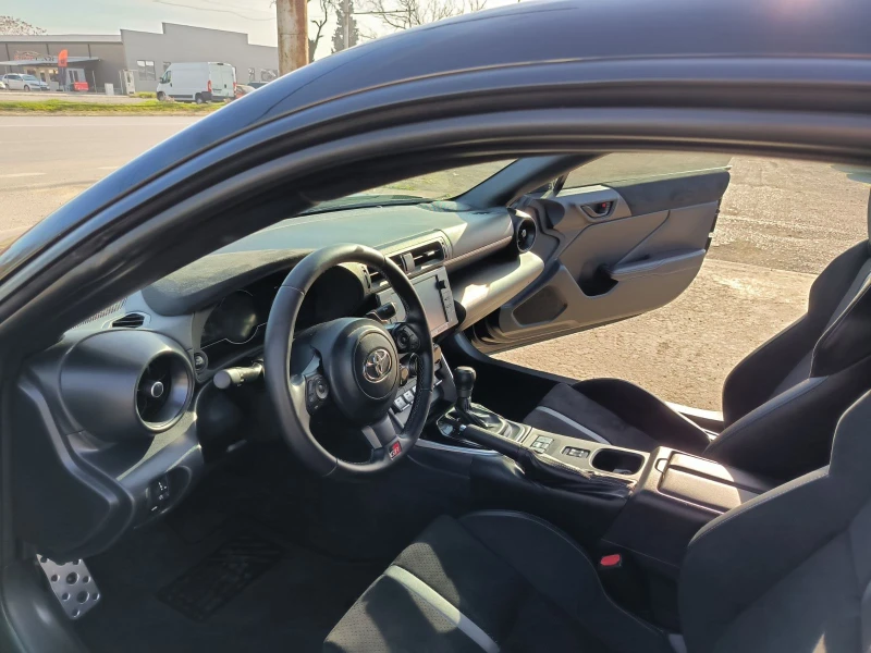 Toyota GR86 2.4i Premium Sport Performance Pack, снимка 13 - Автомобили и джипове - 52793858