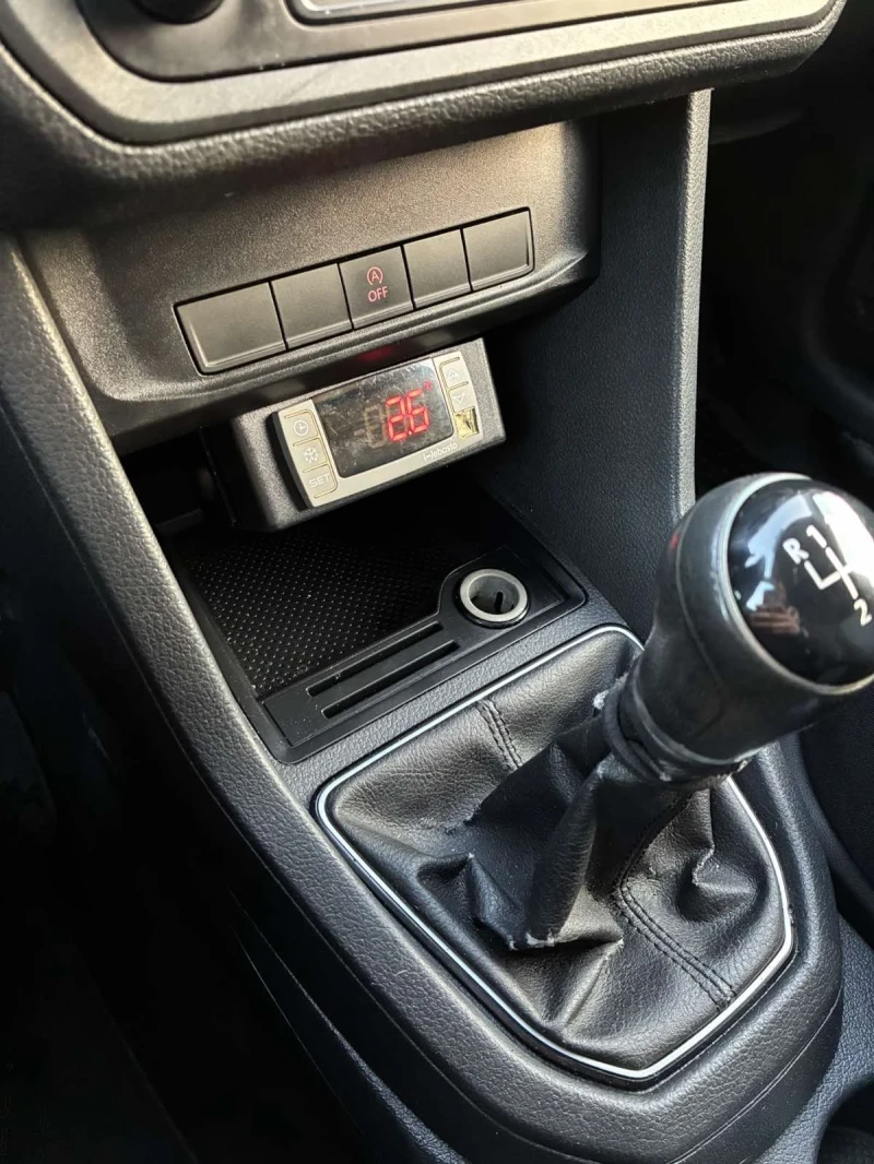 VW Caddy Хладилен, снимка 9 - Автомобили и джипове - 53150823