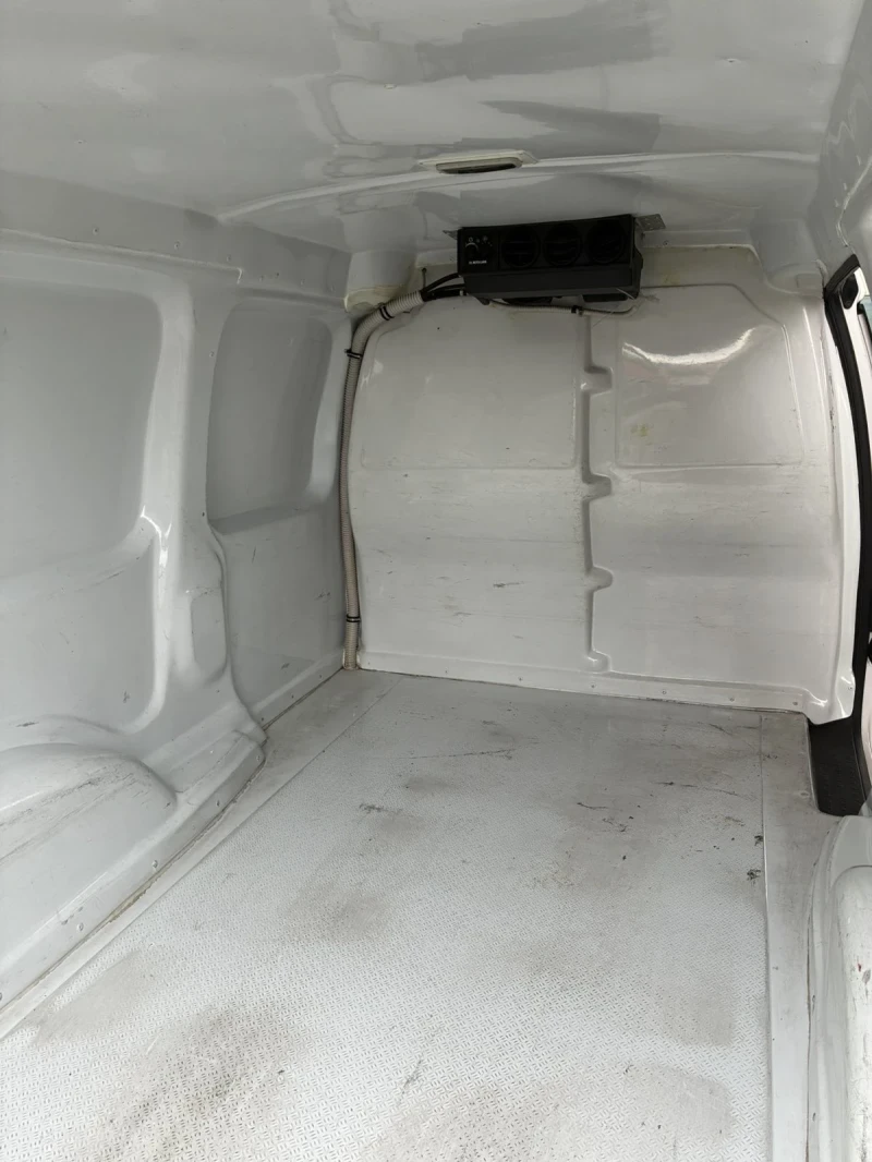 VW Caddy Хладилен, снимка 4 - Автомобили и джипове - 53150823