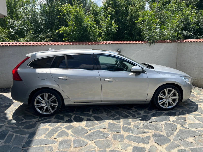 Volvo V60 D5 AWD 215 сервизна книжка, снимка 6 - Автомобили и джипове - 48114063