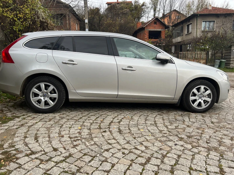 Volvo V60 D5 AWD 215 сервизна книжка, снимка 5 - Автомобили и джипове - 48114063