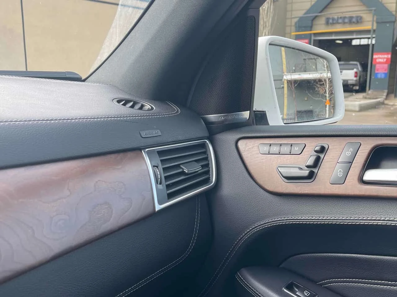 Mercedes-Benz ML 550 CARFAX/360 КАМЕРИ/ОБДУХВАНЕ/ПАНОРАМА , снимка 17 - Автомобили и джипове - 53907047