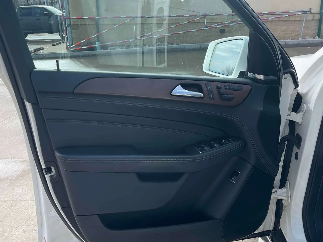 Mercedes-Benz ML 550 CARFAX/360 КАМЕРИ/ОБДУХВАНЕ/ПАНОРАМА , снимка 13 - Автомобили и джипове - 53907047