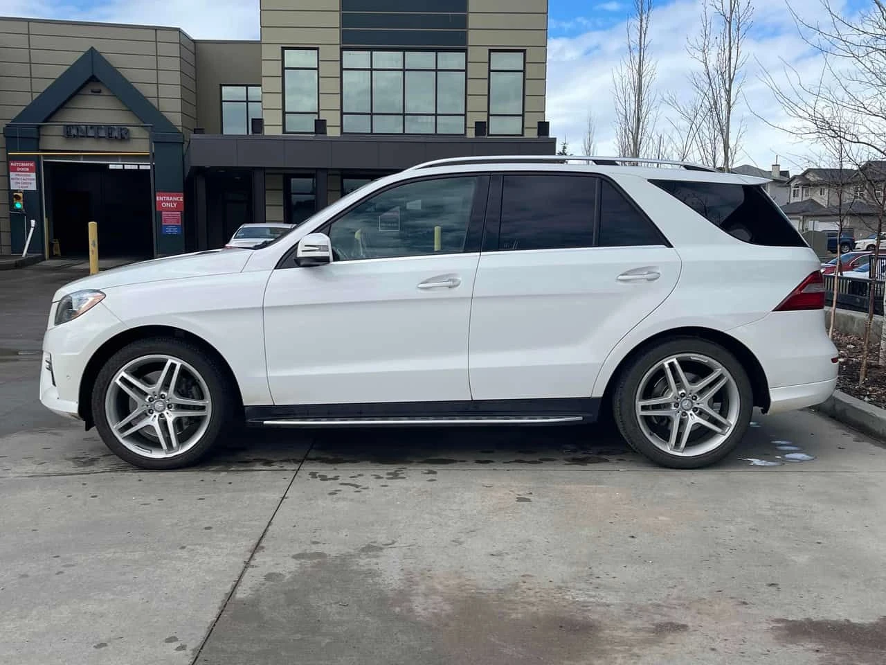 Mercedes-Benz ML 550 CARFAX/360 КАМЕРИ/ОБДУХВАНЕ/ПАНОРАМА , снимка 3 - Автомобили и джипове - 53907047