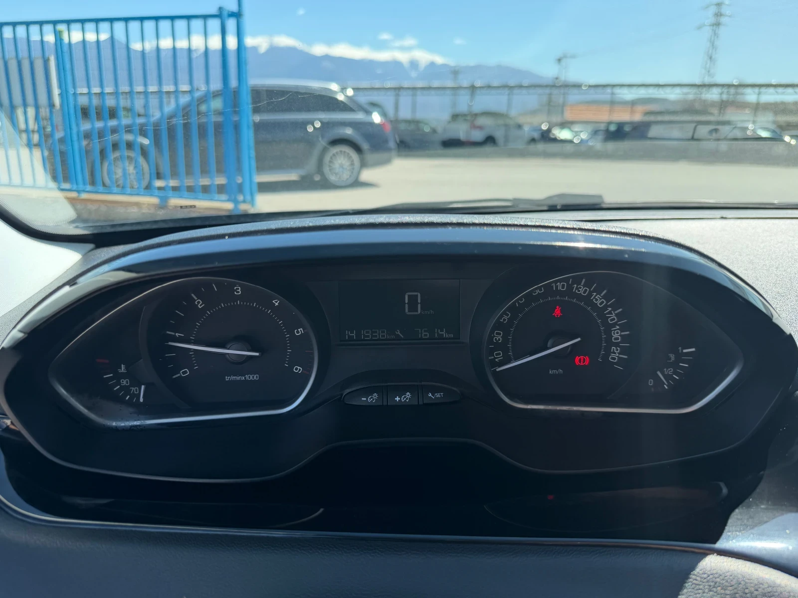 Peugeot 208 1.6hdi, снимка 10 - Автомобили и джипове - 54111991