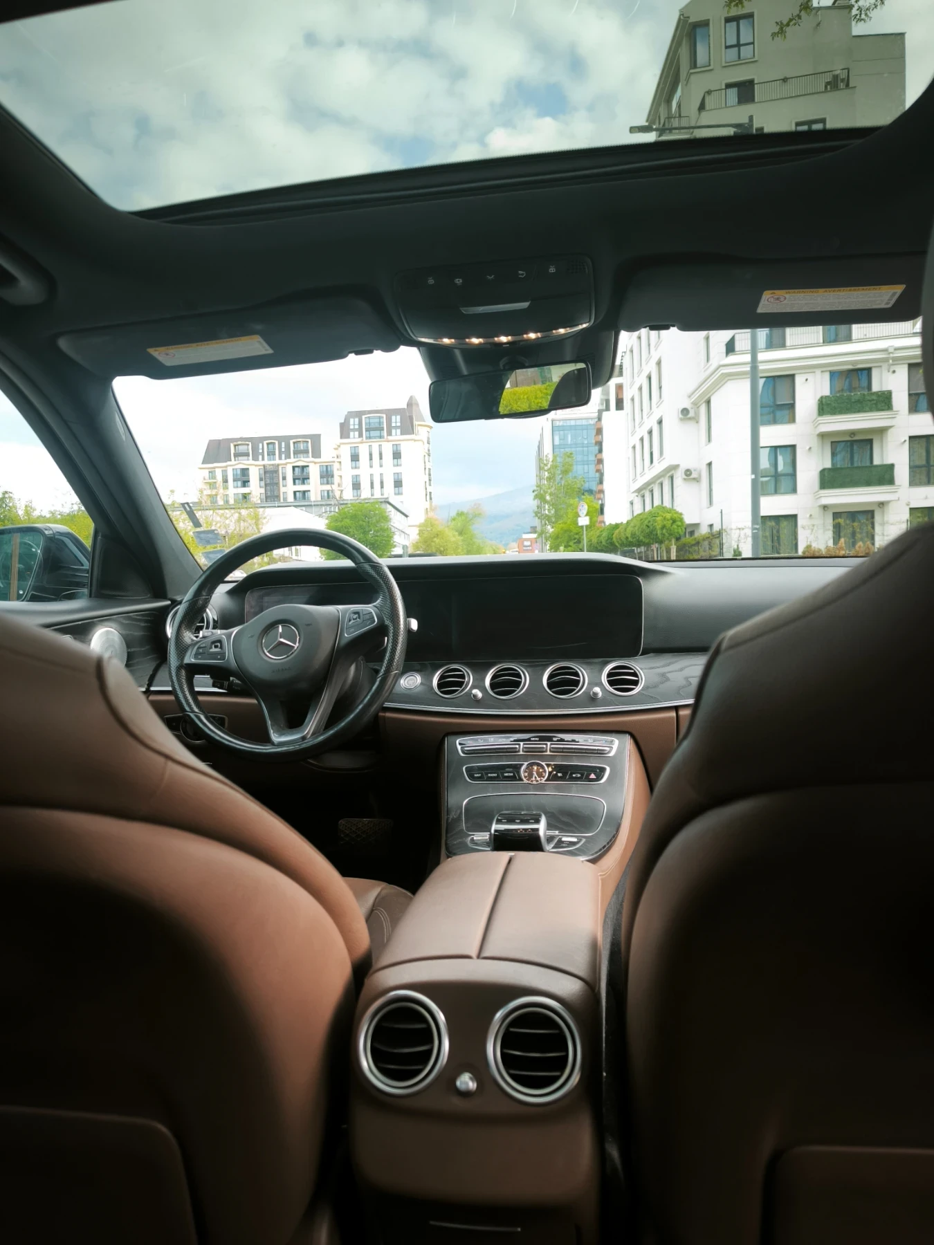 Mercedes-Benz E 300 AMG пакет, 4 matic, 360, Pano, Burmester , снимка 10 - Автомобили и джипове - 54510692