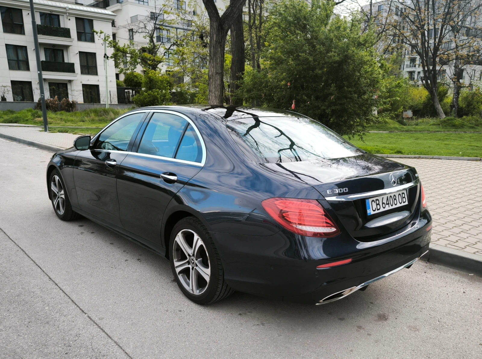 Mercedes-Benz E 300 AMG пакет, 4 matic, 360, Pano, Burmester , снимка 2 - Автомобили и джипове - 54510692