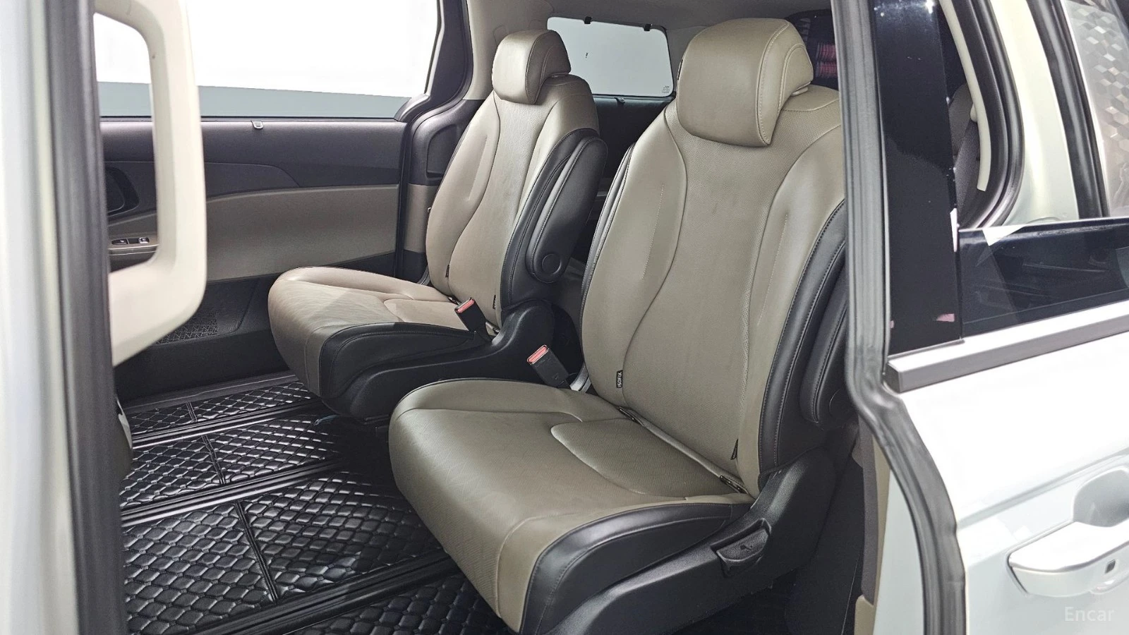 Kia Carnival HYBRID* NOBLESSE* TV* 360* HUD* ПОДГРЕВ* ОБДУХВАНЕ, снимка 11 - Автомобили и джипове - 55491542