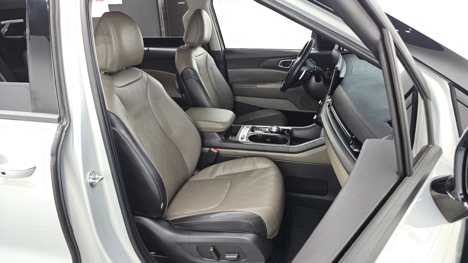 Kia Carnival HYBRID* NOBLESSE* TV* 360* HUD* ПОДГРЕВ* ОБДУХВАНЕ, снимка 10 - Автомобили и джипове - 55491542