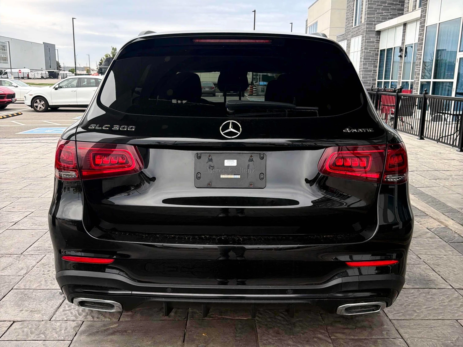 Mercedes-Benz GLC 300  AMG PACK / PANO / CARFAX / АВТОКРЕДИТ , снимка 4 - Автомобили и джипове - 56127202