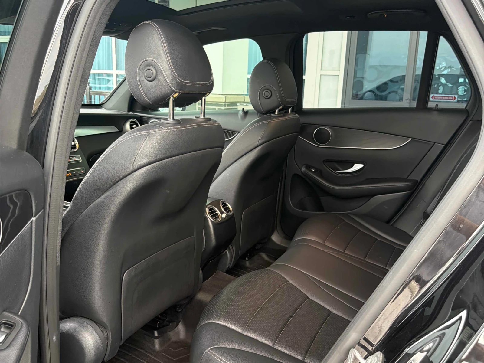 Mercedes-Benz GLC 300  AMG PACK / PANO / CARFAX / АВТОКРЕДИТ , снимка 13 - Автомобили и джипове - 56127202