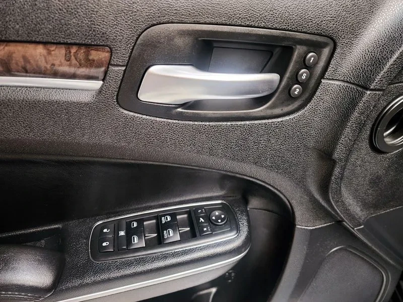 Chrysler 300c 3.0D - САМО 30% АВАНС, снимка 17 - Автомобили и джипове - 55991300