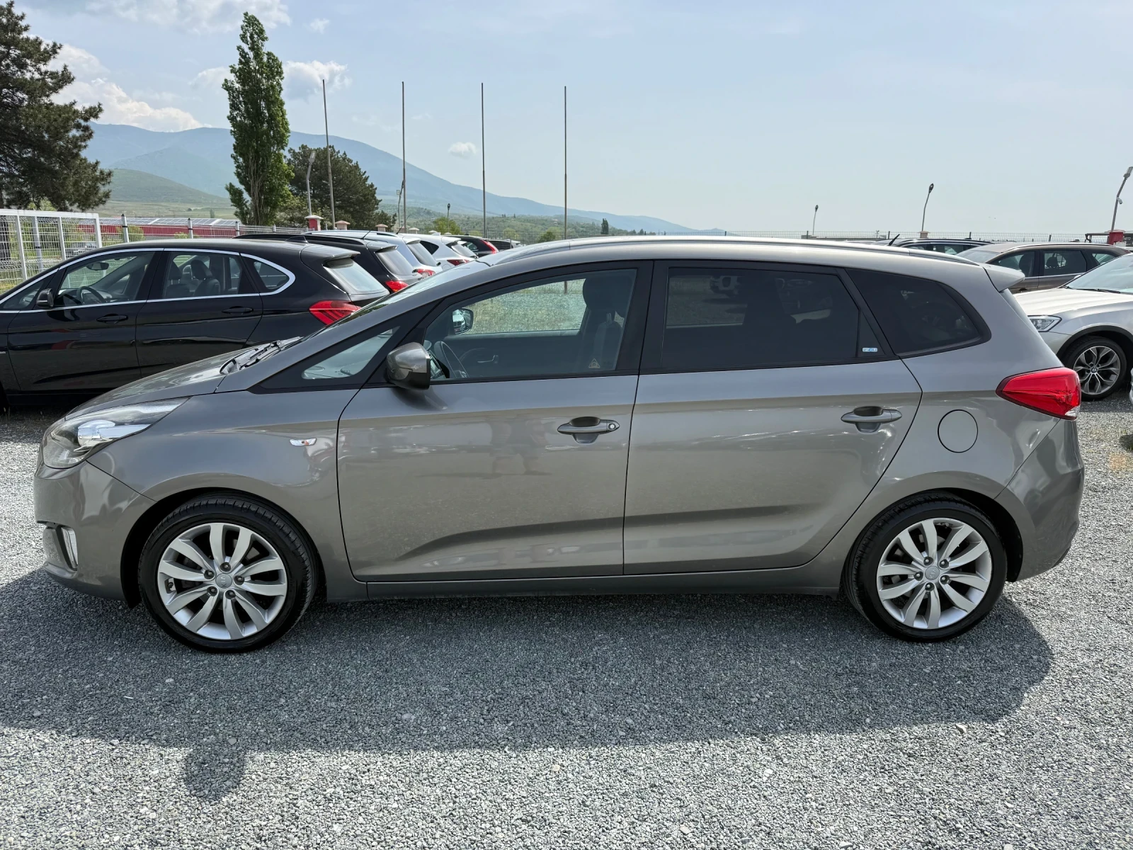 Kia Carens (КАТО НОВА), снимка 10 - Автомобили и джипове - 54071390
