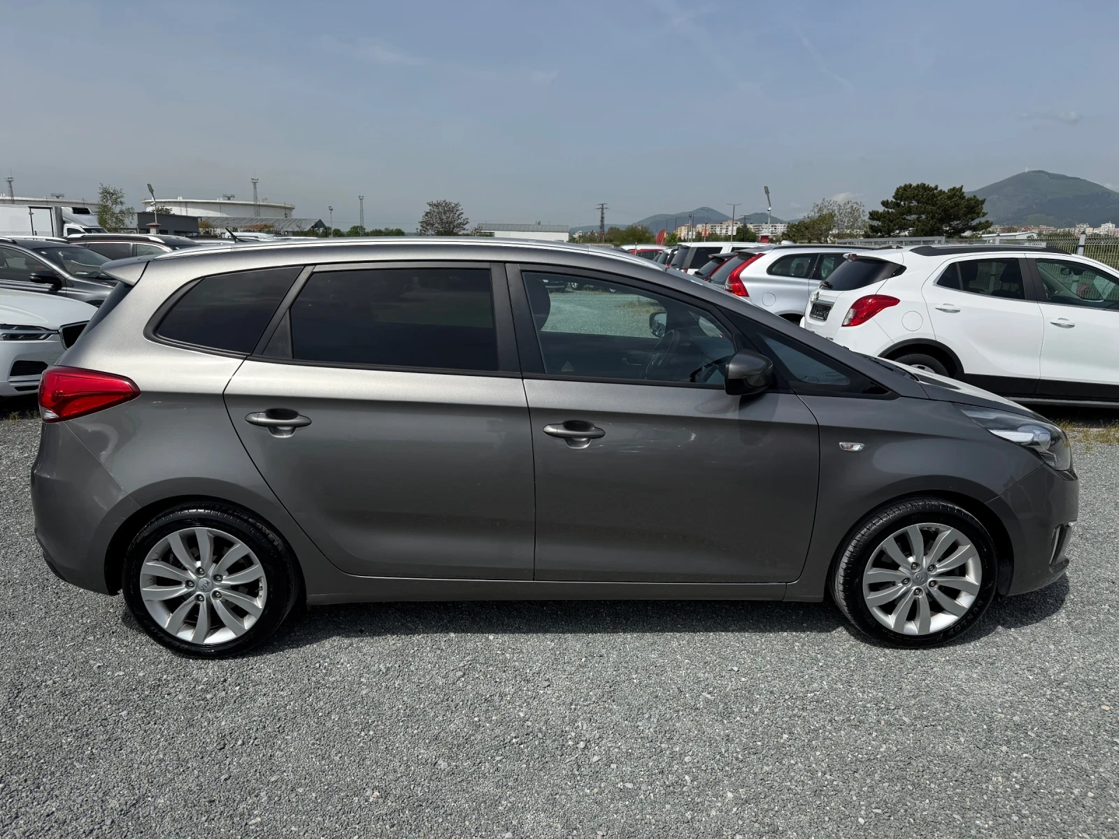Kia Carens (КАТО НОВА), снимка 4 - Автомобили и джипове - 54071390