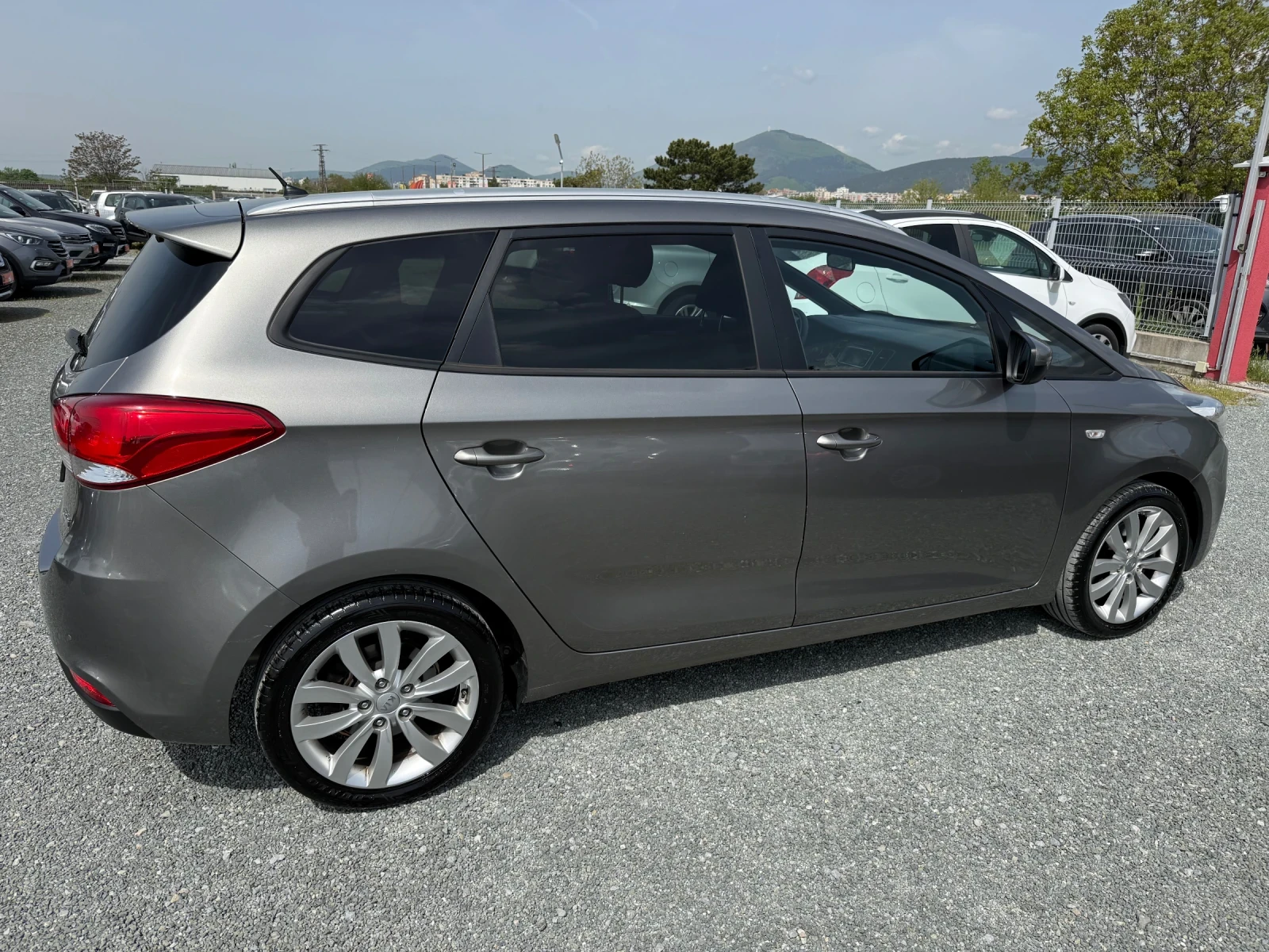 Kia Carens (КАТО НОВА), снимка 5 - Автомобили и джипове - 54071390