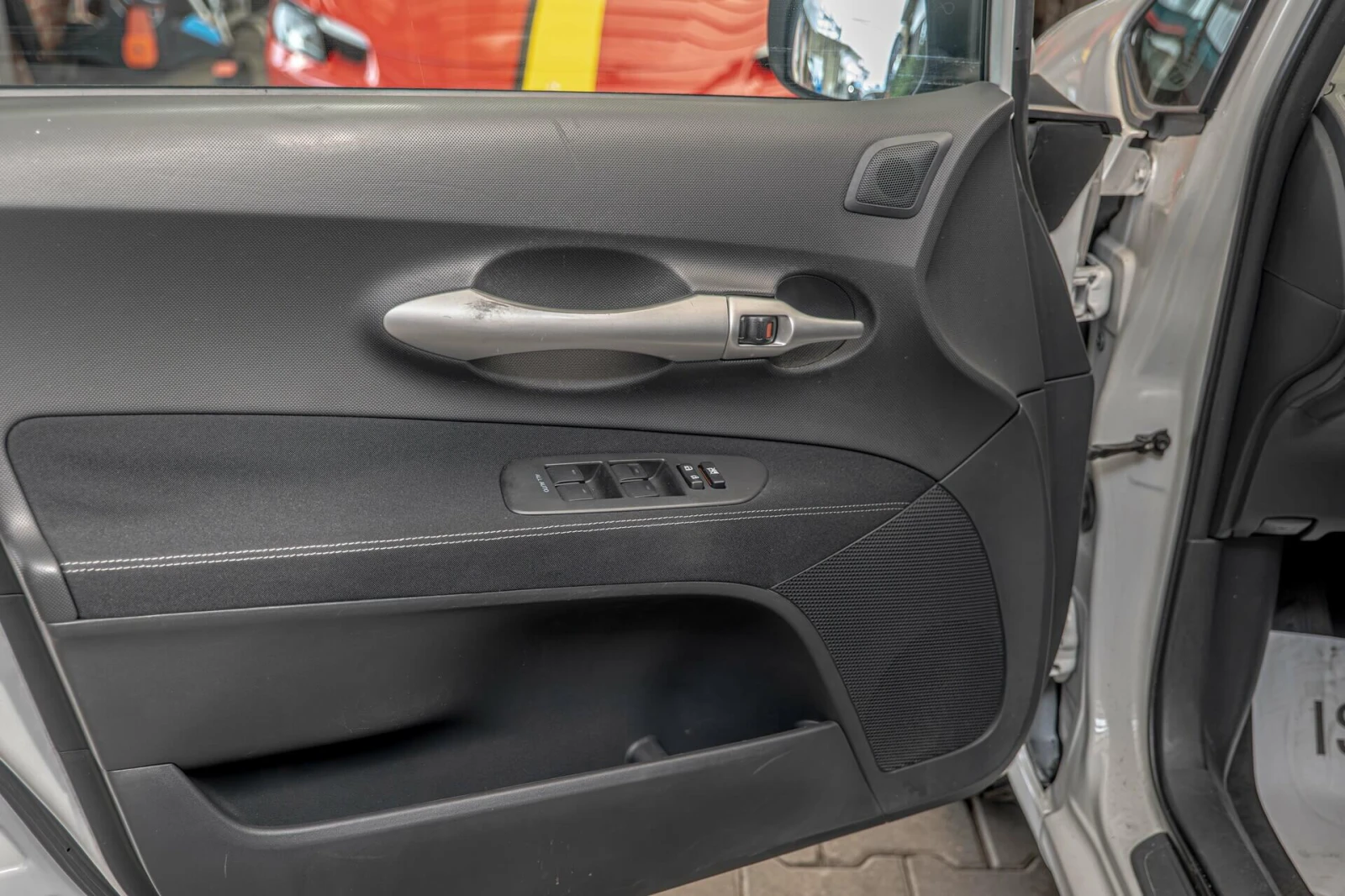 Toyota Auris 1.8 VVT-i Hybrid e-CVT/Климатроник/Камера, снимка 10 - Автомобили и джипове - 54222166