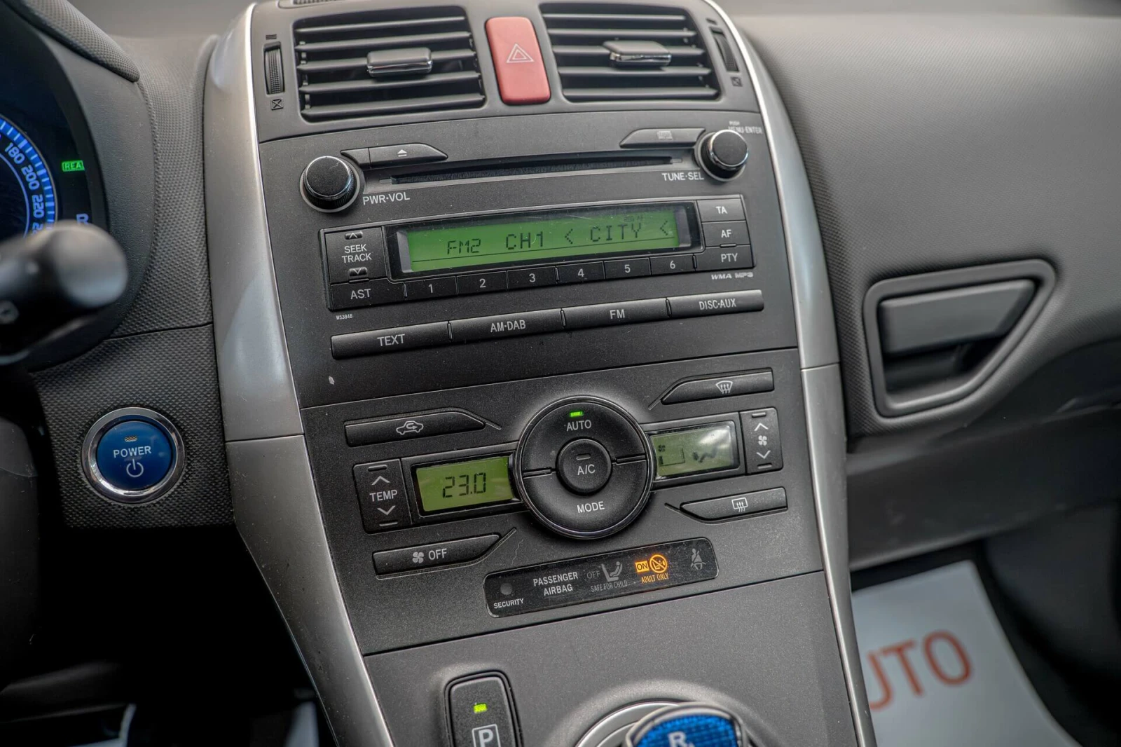 Toyota Auris 1.8 VVT-i Hybrid e-CVT/Климатроник/Камера, снимка 14 - Автомобили и джипове - 54222166